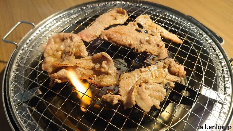 焼肉五苑 名護店の食べ放題 結コース以上利用時に注文できる「ジューシーカルビ」焼き上がったようす