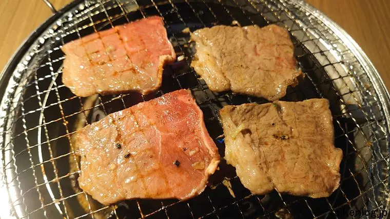 焼肉五苑 名護店の食べ放題 結コース以上利用時に注文できる「極旨カルビ」焼き上がったようす