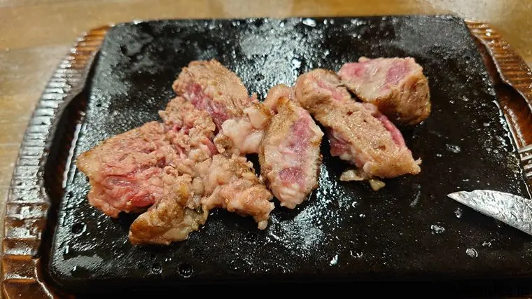 やっぱりステーキ 新都心真嘉比店の中落ちカルビステーキ180gの肉塊その1の断面