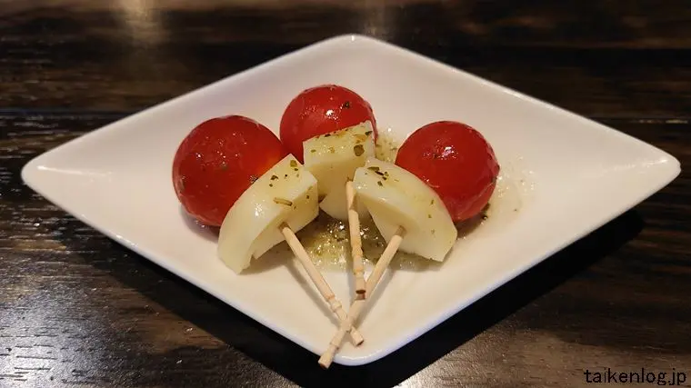 やっぱり食べほ カクテルプラザ店の食べ放題メニュー トマトとモッツレラのサラダ