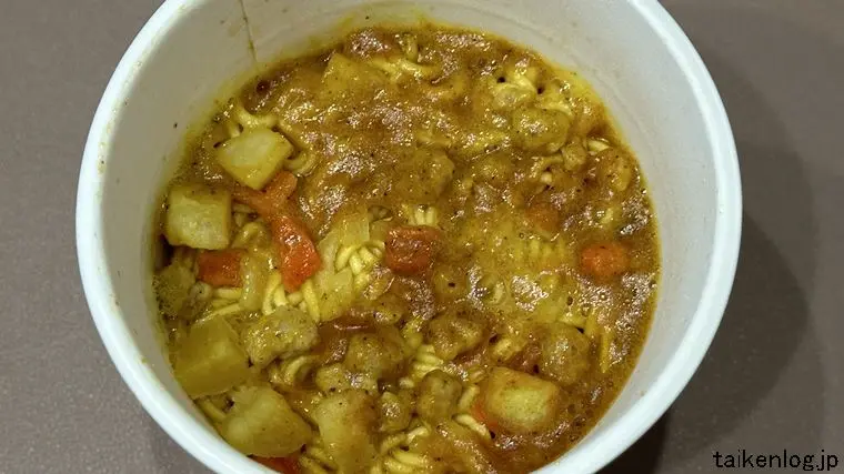 エースコック よこすか海軍カレー ラーメンに熱湯を入れて4分経った状態