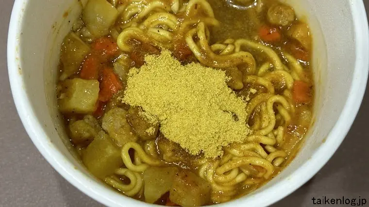 エースコック よこすか海軍カレー ラーメンに後入れスパイスを入れた状態