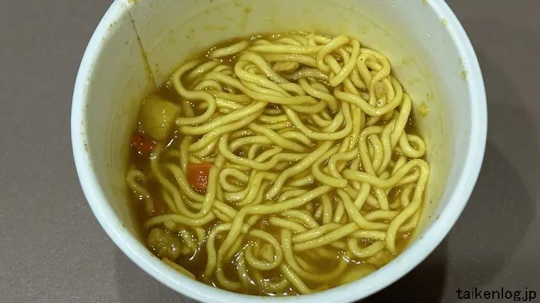 エースコック よこすか海軍カレー ラーメンに後入れスパイスを入れ、かき混ぜた状態