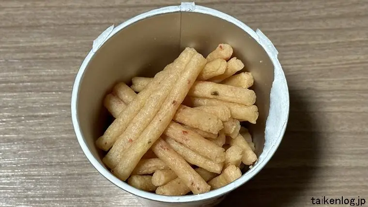 じゃがりこ 梅味のパッケージを開いたようす