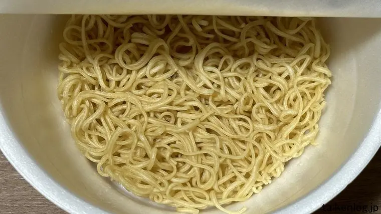 名店の味 桂花カップラーメン 熊本マー油豚骨の麺