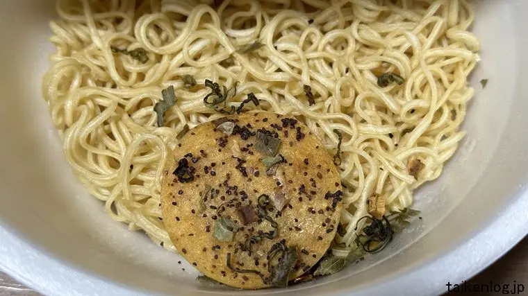 名店の味 桂花カップラーメン 熊本マー油豚骨にかやくを入れた状態
