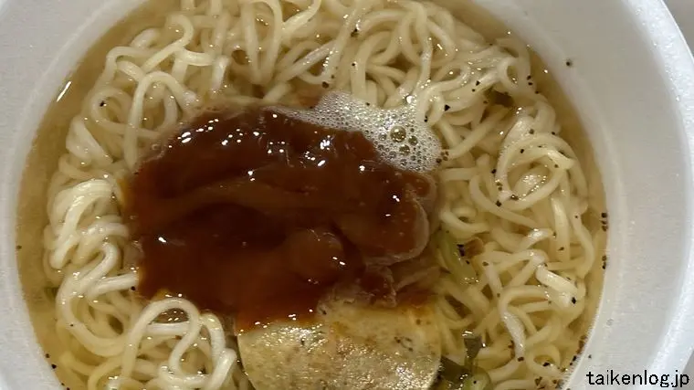 名店の味 桂花カップラーメン 熊本マー油豚骨に後入れスープを入れた状態