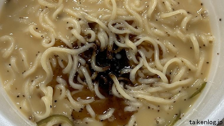 名店の味 桂花カップラーメン 熊本マー油豚骨に調味油を入れた状態