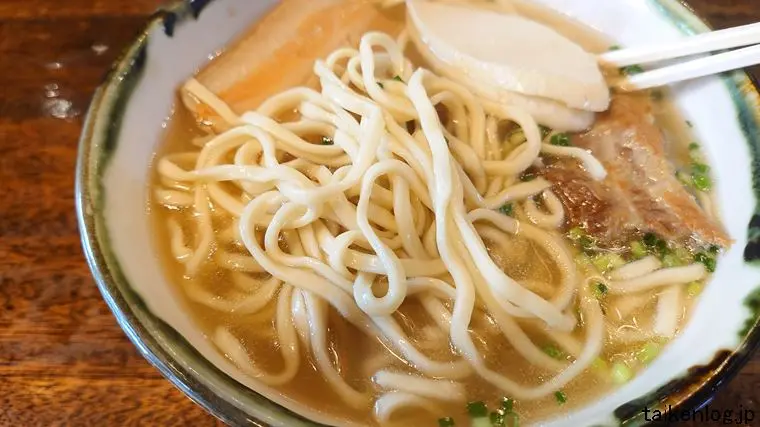 沖縄そばと海産物料理の店 楚辺の楚辺のまかないそばの麺