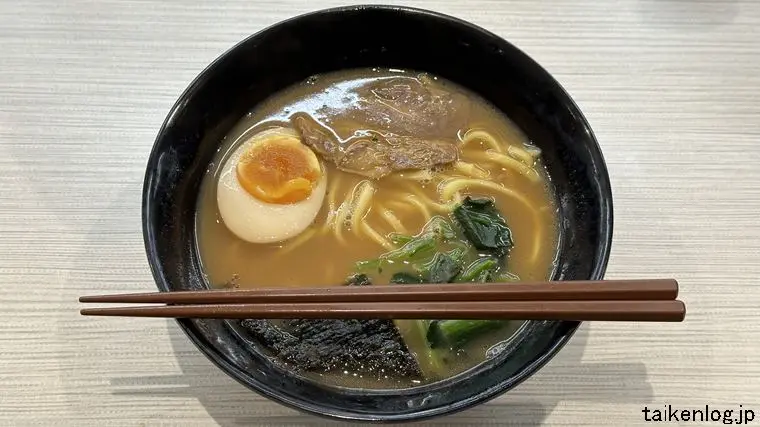 はま寿司の横浜家系ラーメンと箸 サイズ比較