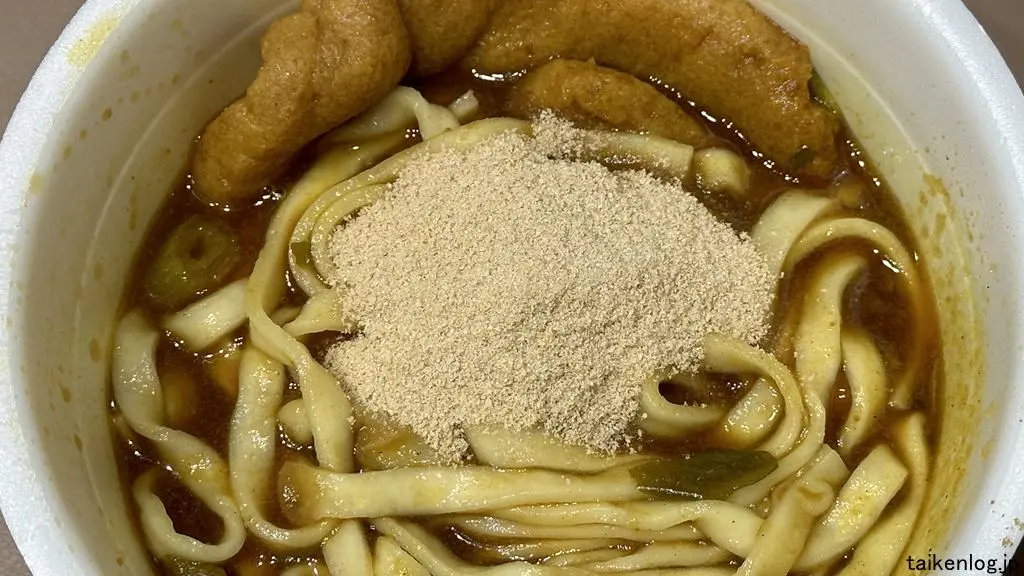 日清の最強どん兵衛 カレーうどんに粉末合わせだしを入れたようす