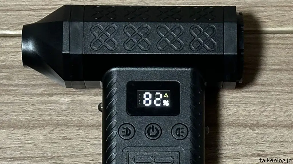 999円 激安 電動エアダスター 左側面の風力&バッテリー残量表示ディスプレイとボタン