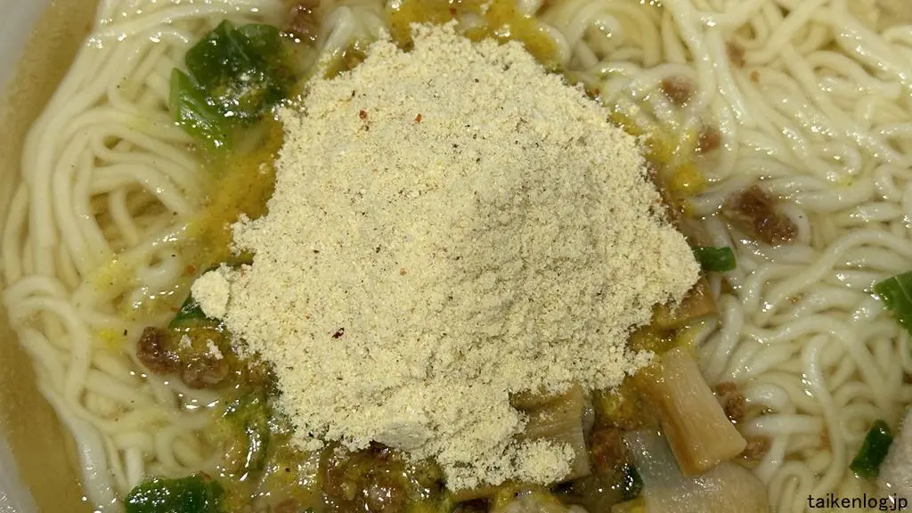 推しの一杯 大喜 純とりそばに粉末スープを入れたようす
