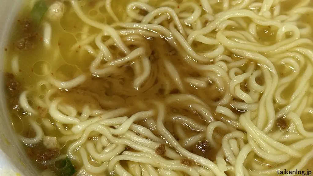 推しの一杯 大喜 純とりそばに液体スープを入れたようす