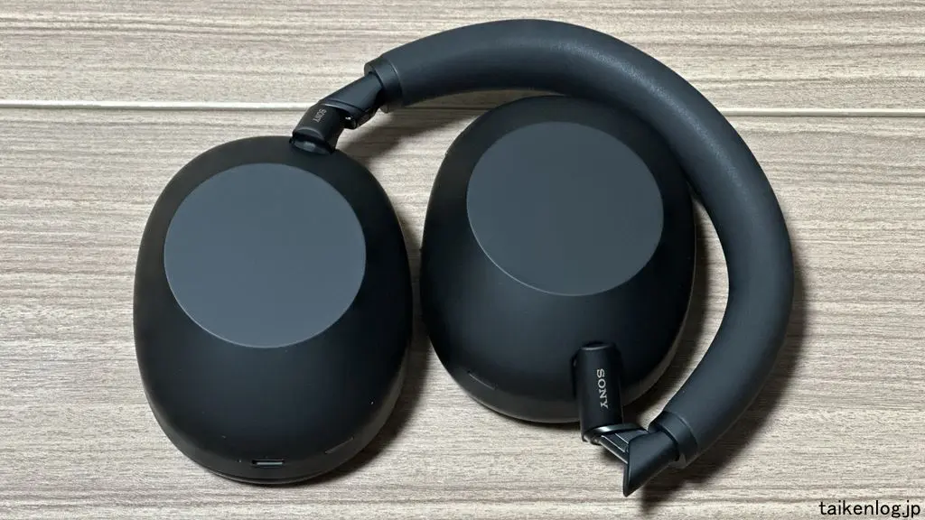 ソニー WH-1000XM6のヘッドフォン本体(表面)折り畳んだ状態