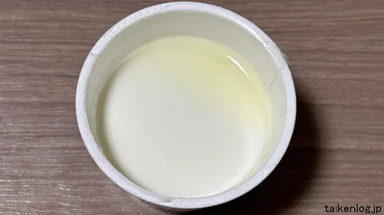とっておきの生乳ヨーグルトの蓋を開封した状態