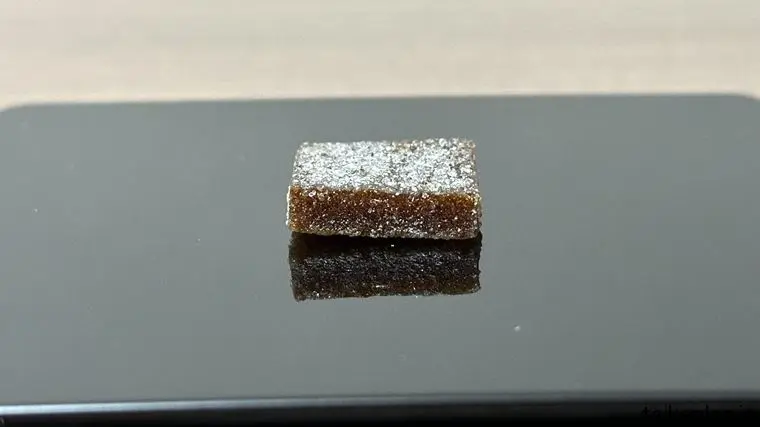 コーラの塊の外観 側面