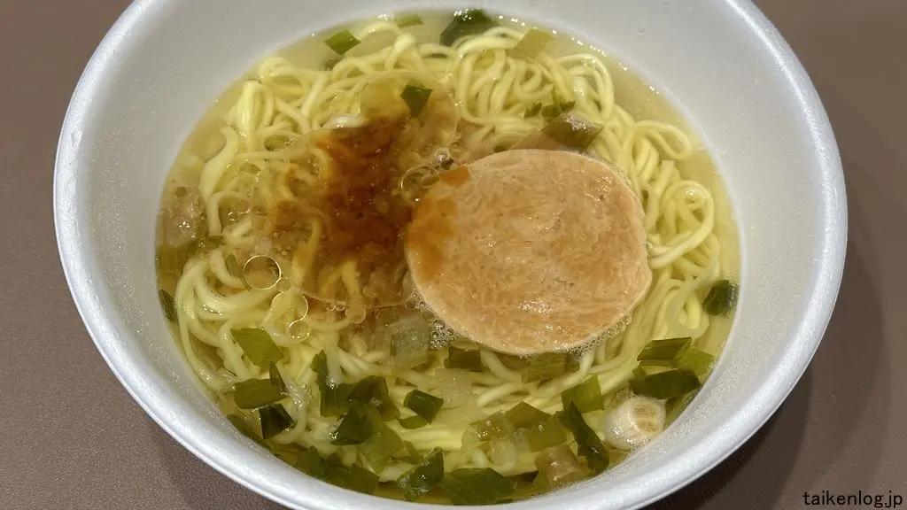 麺屋一燈 濃厚魚介鶏白湯ラーメンに液体スープを入れたようす