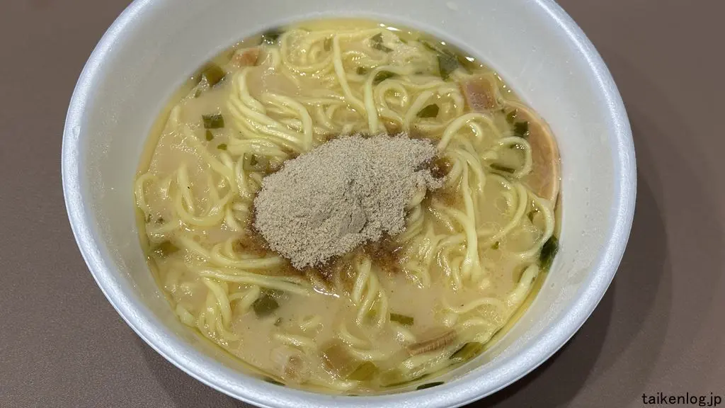 麺屋一燈 濃厚魚介鶏白湯ラーメンに粉末スープを入れたようす